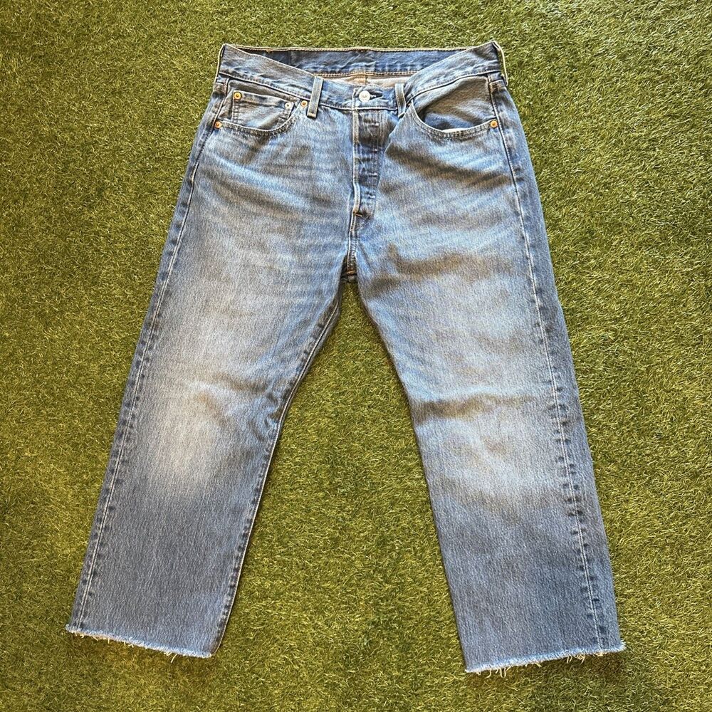 Levi's 501 Jean Shorts Womens (33 Inch Waist) Denim Cut Off (29 Inch Length)